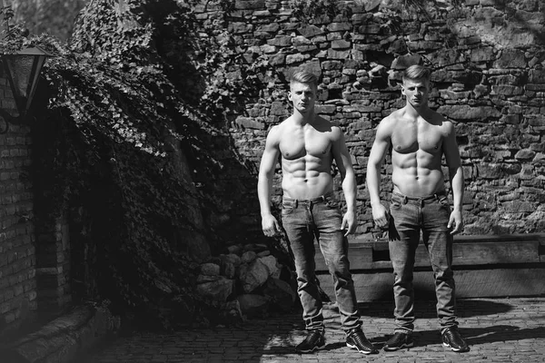 Giovani sexy forte gemelli uomini — Foto Stock