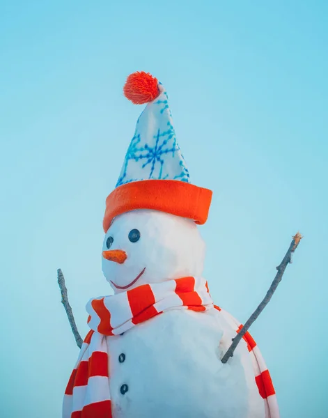 Kerstmis of Nieuwjaar sneeuwpop in winter muts en sjaal — Stockfoto