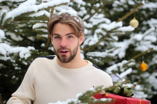 Man met bebaarde gezicht en sneeuw op blond haar — Stockfoto