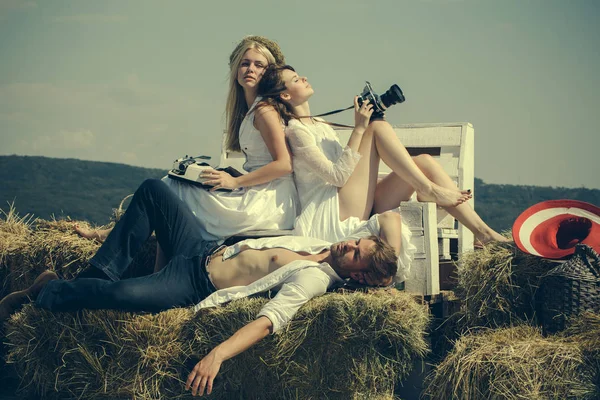 Freunde entspannen sich an sonnigen Tagen bei blauem Himmel — Stockfoto