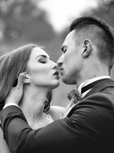 Happy wedding couple — Stock Photo, Image