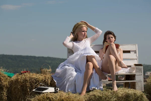 Kitap ve mavi gökyüzü daktiloda olan öğrenciler