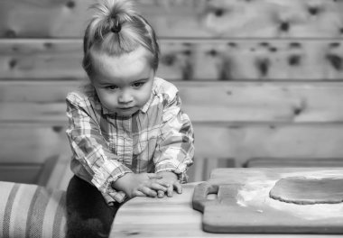 şirin çocuk Kareli gömlekli un ile hamur ve pişirme