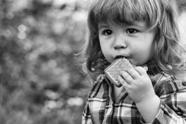 Küçük çocuk açık