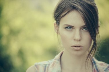 Güneşli günde ekose gömlek modeli