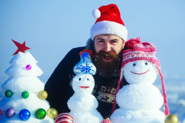 Noel Baba adam karlı heykeller ile gülümseyen