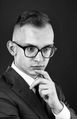 Gözlüklü düşünceli genç adam