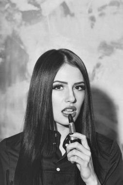 seksi güzel esmer kadın moda kırmızı ruj