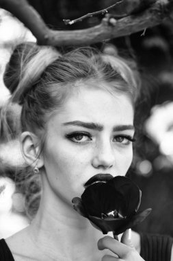 Kadın kırmızı haşhaş tohumu ile