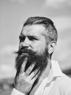 Mavi gökyüzü üzerinde sakallı adam