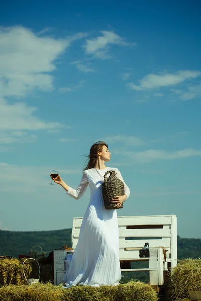 Dziewczyna w białej sukni, pozowanie na błękitne niebo — Zdjęcie stockowe