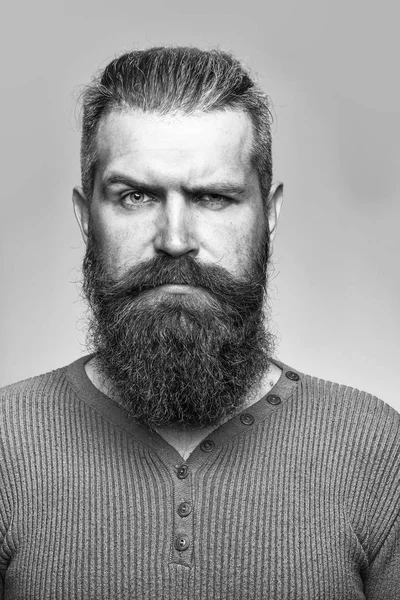 Бородатый серьезный человек — стоковое фото