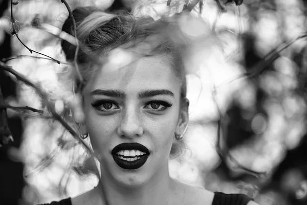 Ağaç bahar çekici kadın