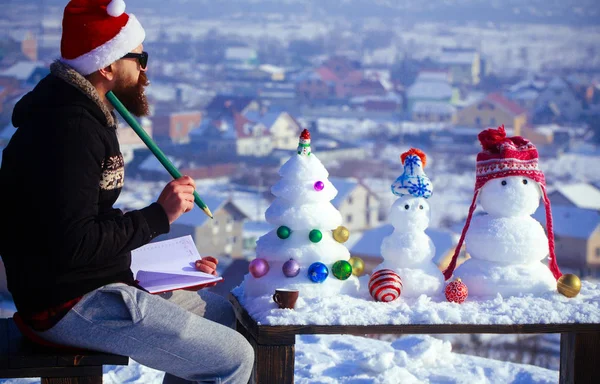 Santa man schrijven op winterdag — Stockfoto