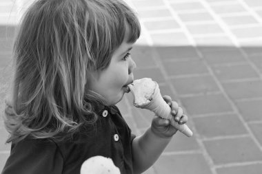 Küçük çocuk dondurma yemek