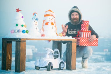 Mutlu hipster holding mevcut kutuları