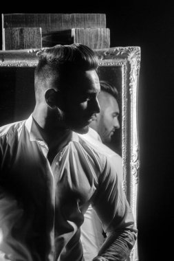 seksi atlet cesedin yanında vintage ayna ile kas maço adam