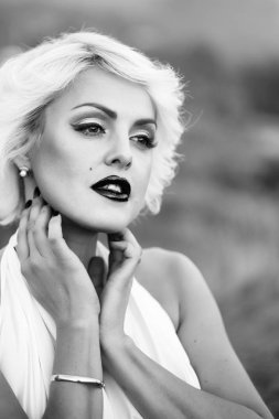 Şehvetli sarışın portre