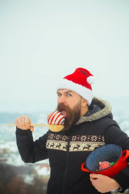 Noel Baba adam yeme xmas topları karlı manzara