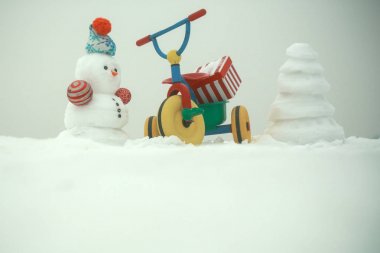 Kardan adam ve kar xmas ağacı üzerinde beyaz gökyüzü