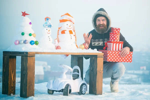 Mutlu hipster holding mevcut kutuları