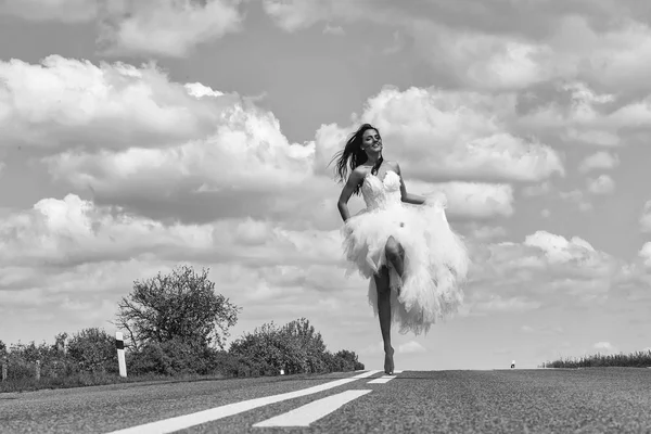 道路で実行されている幸せな女の結婚式 — ストック写真