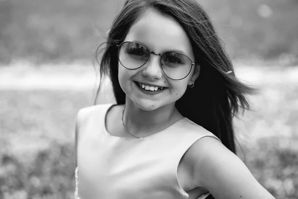 Niña pequeña en gafas de sol —  Fotos de Stock