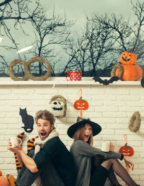 Cadılar Bayramı maço eşarp gülümseyen