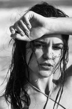 Kum ile kirli yüzü ile güzel kız