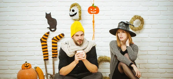 Halloween donna con cappello da strega — Foto Stock