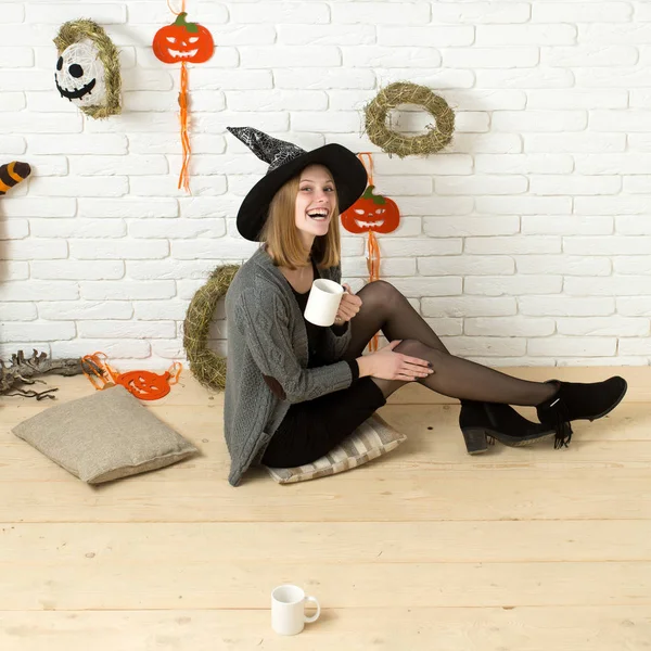 木製の床の上に座ってハロウィーンの少女 — ストック写真