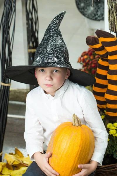 Cadılar Bayramı çocuk ciddi bir yüz ile. — Stok fotoğraf