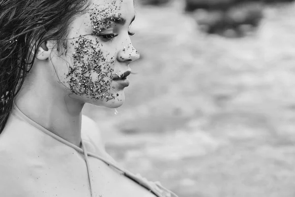Красивая девушка с грязным лицом и песком — стоковое фото