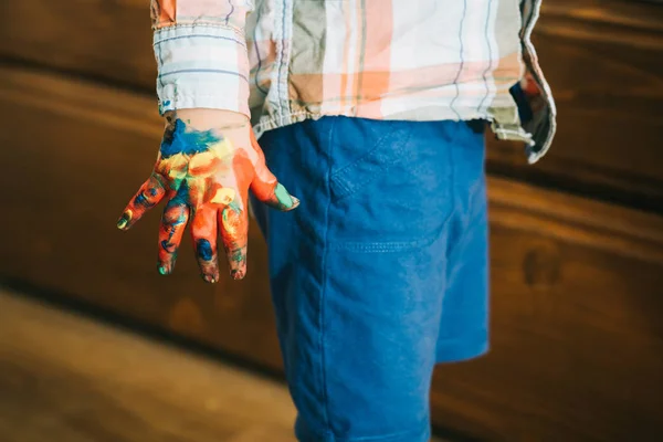 Mão de criança e dedos coloridos com tintas multicoloridas — Fotografia de Stock