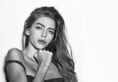 uzun süre ıslak saçlı kız