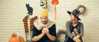 Cadılar Bayramı adam holding Kupası