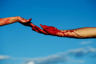 Mavi gökyüzü kırmızı kanlı kanlı zombi eller