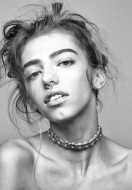 Çıplak omuz ile güzel kız