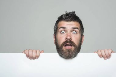 Adam uzun sakal ve bıyık.