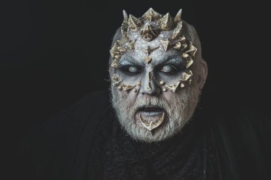 Toprak sana diken ve boynuzları ile canavar.