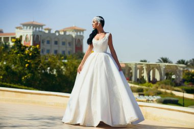 Gelin beyaz gelinlik içinde