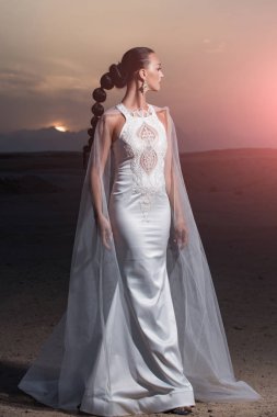 Çöl sunset bulvarında poz kız