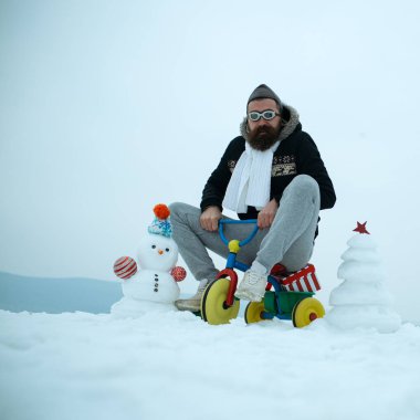 Kardan adam ve kar xmas ağacı kış gününde