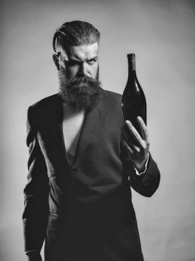 Şarap şişesi ile sakallı adam