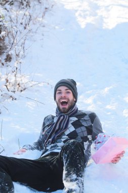 Mutlu adam karda yalan mevcut kutusuyla