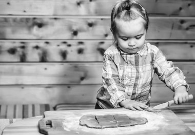 şirin çocuk Kareli gömlekli un ile hamur ve pişirme