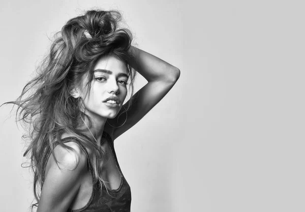 Menina modelo de moda com cabelo longo — Fotografia de Stock