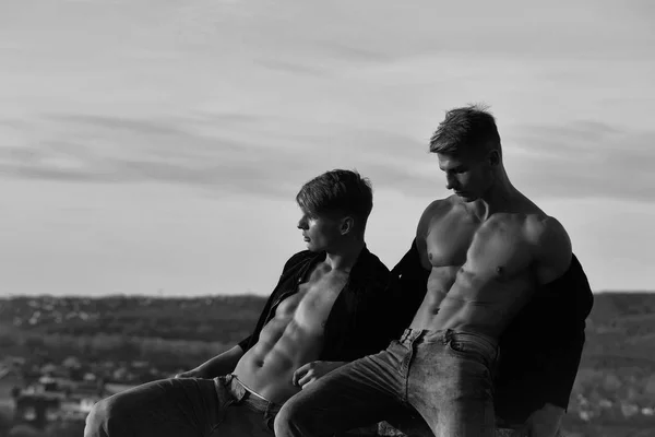 쌍둥이 남성 또는 bodybuilders — 스톡 사진