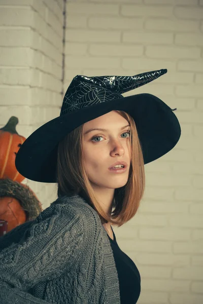 Halloween dziewczyna w kapelusz czarownicy — Zdjęcie stockowe