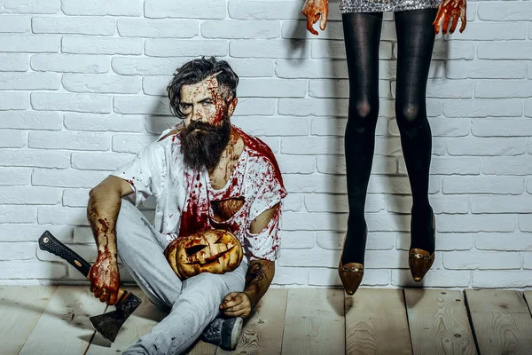 Cadılar Bayramı kadın bacaklar beyaz duvarda asılı siyah külotlu çorap